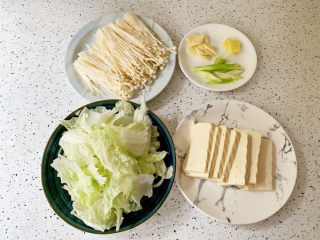 白菜煲,金针菇去根部洗净，白菜洗净撕成小块，豆腐切片，葱姜蒜切片