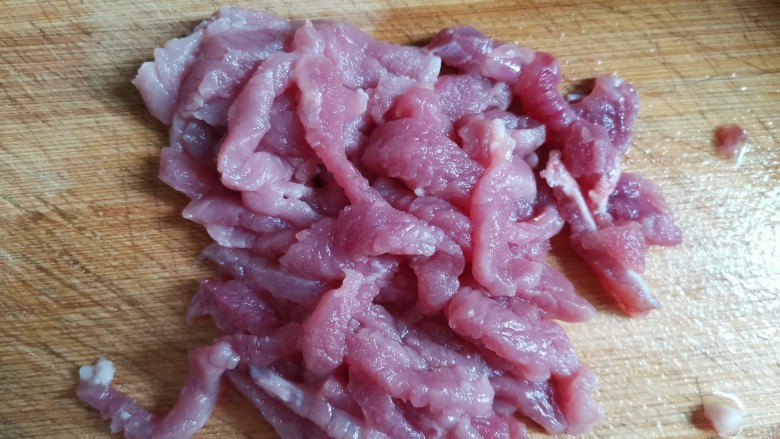 杏鲍菇炒肉丝,猪肉洗干净，切成丝