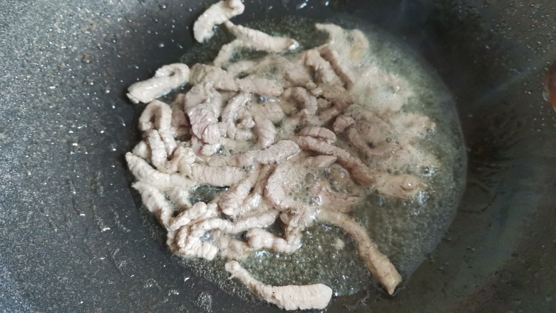 杏鲍菇炒肉丝,锅烧油下入肉丝，翻炒至变色
