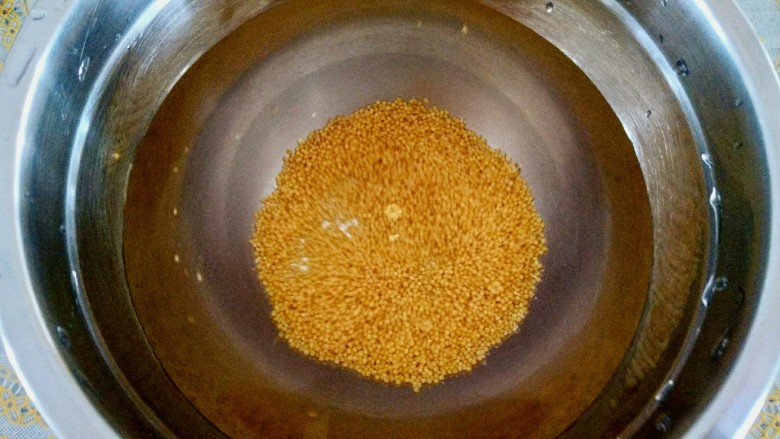 红枣小米燕麦粥,小米泡水半小时