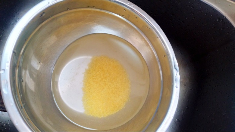 红枣小米燕麦粥,小米滤掉泡的水再多洗几遍