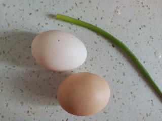 水嫩蒸蛋,准备两个鸡蛋和一根葱叶