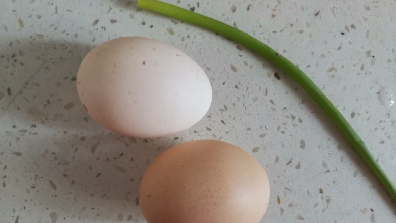 水嫩蒸蛋,准备两个鸡蛋和一根葱叶