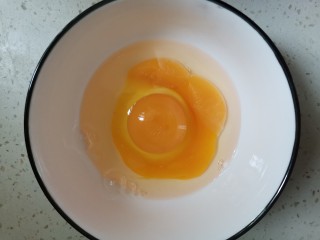 水嫩蒸蛋,鸡蛋磕入碗中