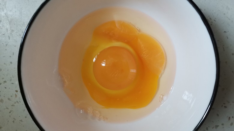 水嫩蒸蛋,鸡蛋磕入碗中