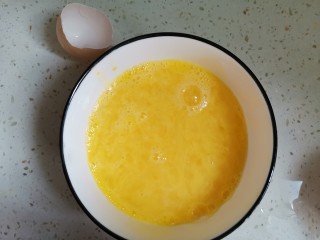 水嫩蒸蛋,加入六半蛋壳的温水