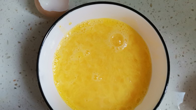 水嫩蒸蛋,加入六半蛋壳的温水