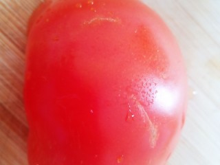 番茄炒莴笋,一个西红柿清洗干净。