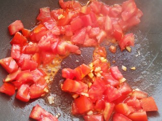 番茄炒莴笋,加入西红柿翻炒均匀。