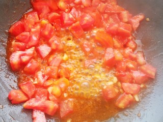 番茄炒莴笋,加入适量食盐和清水炒出汤汁。