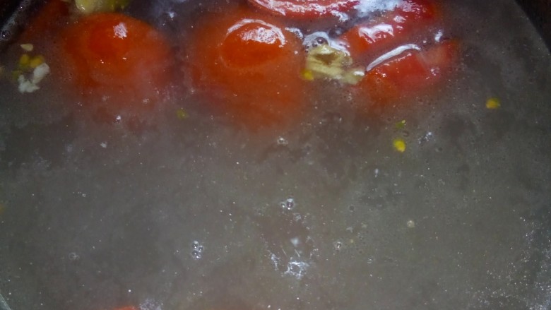 风味番茄尾骨汤,大火煮三十分钟。