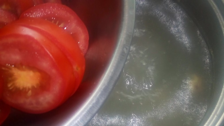 风味番茄尾骨汤,番茄切片，放入汤中。