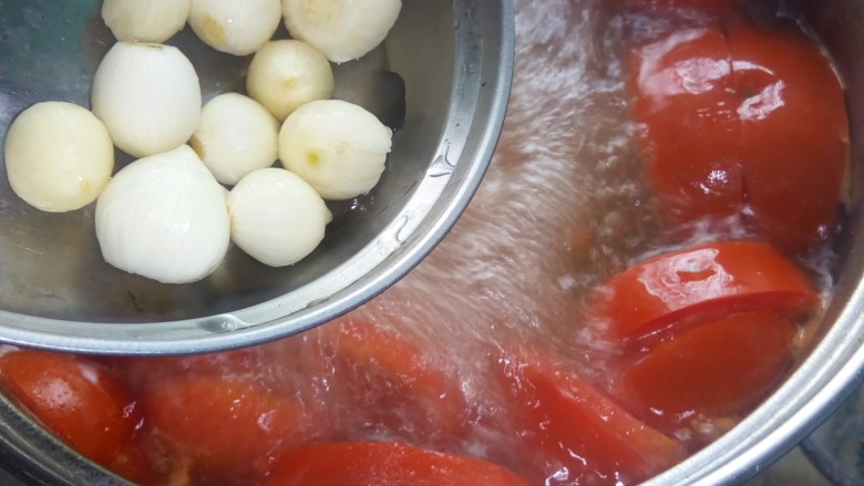 风味番茄尾骨汤,苦蕌洗净，放入汤中。