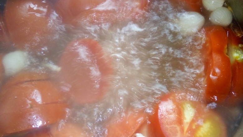 风味番茄尾骨汤,炖至汤汁浓香味飘出，加盐拌匀关火。