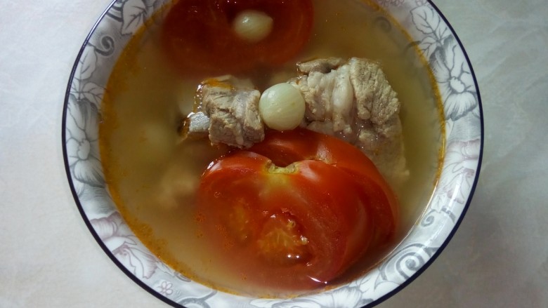 风味番茄尾骨汤,盛入汤碗中。