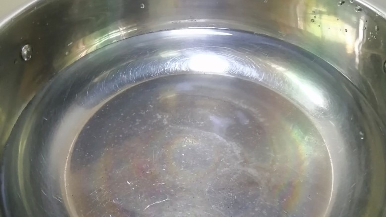 凉拌莴笋叶,锅中加入清水