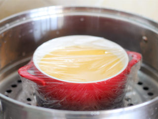 水嫩蒸蛋,放到蒸锅上蒸15-20分钟。