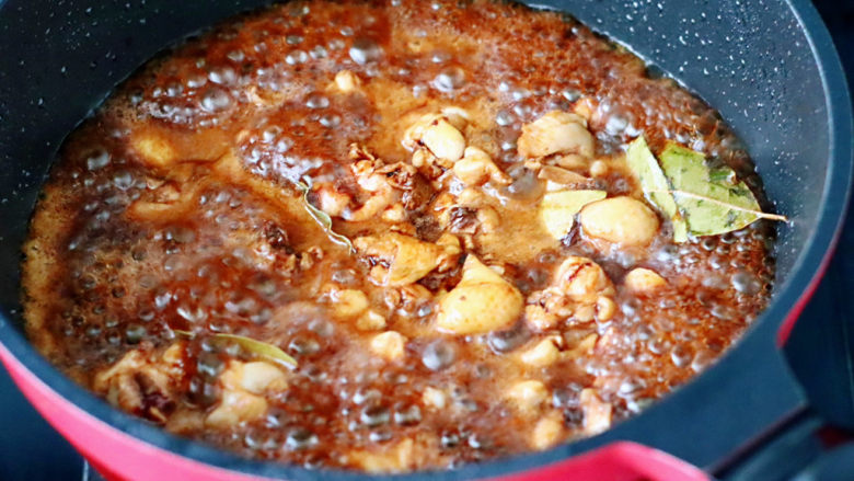 土豆炖鸡腿,大火烧开后，加入适量的清水烧开，转中火烧10分钟后。
