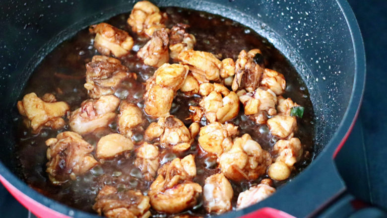 土豆炖鸡腿,倒入调料汁混合搅拌均匀，继续用大火快速翻炒。