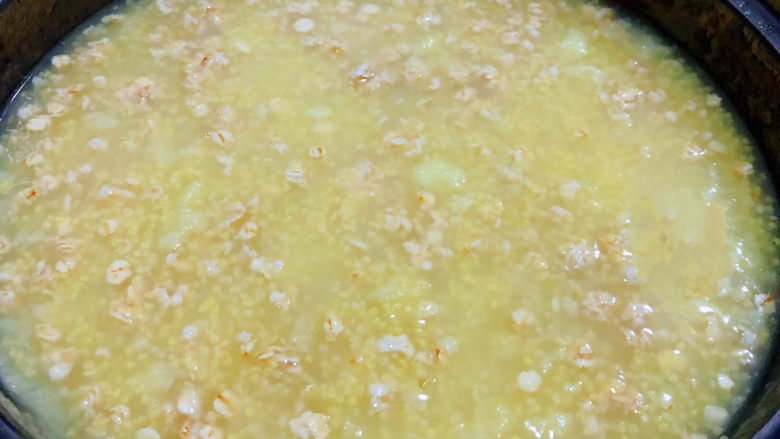 红枣小米燕麦粥,燕麦入锅后搅拌均匀