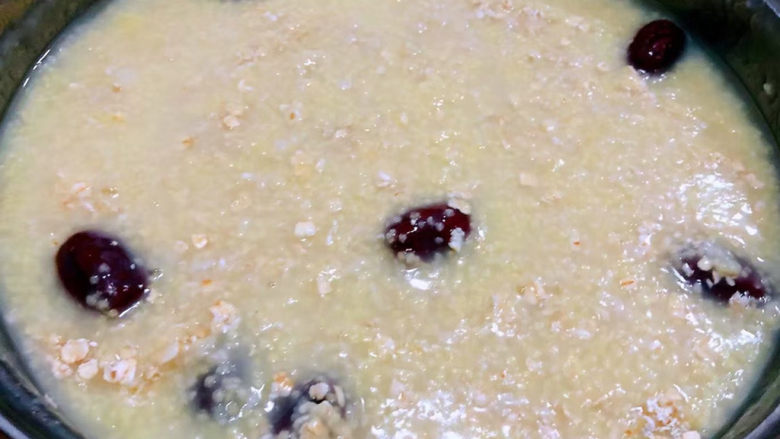 红枣小米燕麦粥,粥煮至完全粘稠即可出锅享用