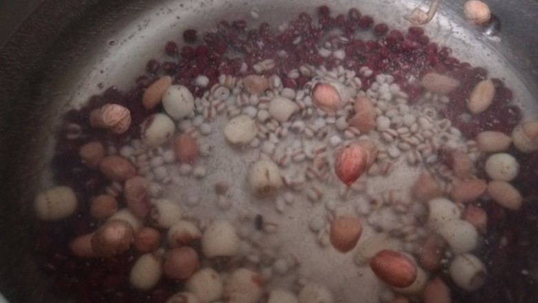 红枣小米燕麦粥,加入莲子。