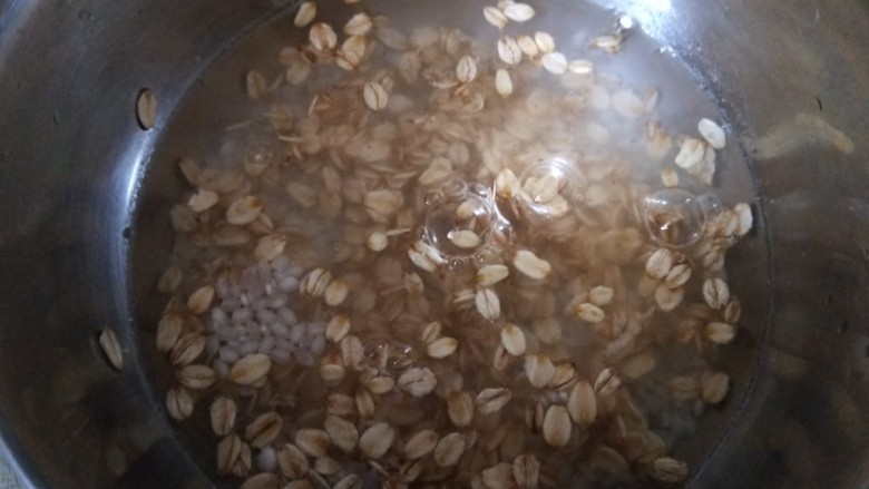 红枣小米燕麦粥,小米放入盆中一起洗干净。
