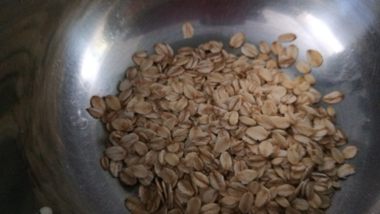 红枣小米燕麦粥,燕麦放入盆中。