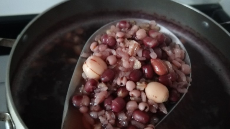红枣小米燕麦粥,熬制红豆开花即可。