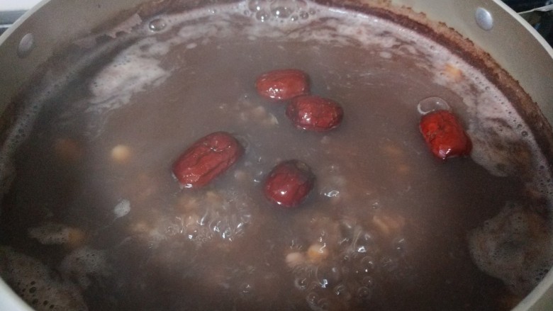 红枣小米燕麦粥,熬粥一定要搅拌以免糊底。