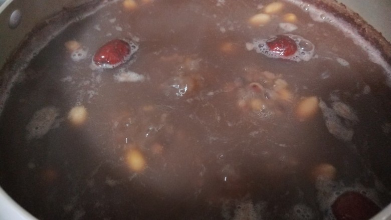 红枣小米燕麦粥,熬制粘稠即可关火。