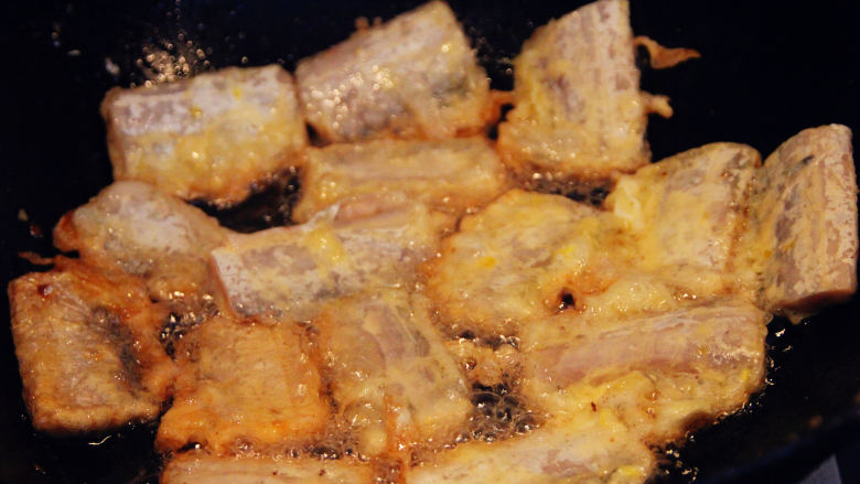 炖带鱼,锅里倒入适量的植物油，把带鱼放进去煎至两面金黄。