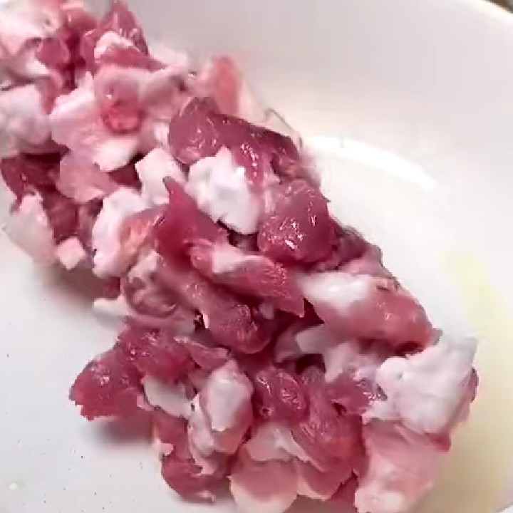 卤面条,五花肉去皮切成小块。