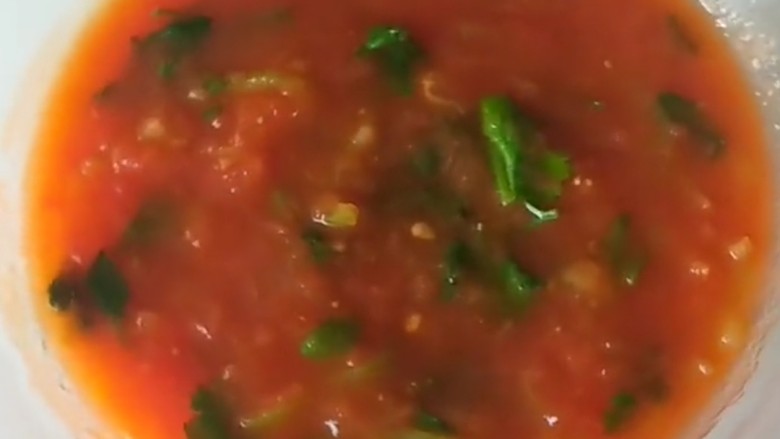 卤面条,番茄酱。番茄去皮剁碎，倒入适量油炒出番茄酱，在放入一个尖椒丝，香菜，加入适量盐即可。