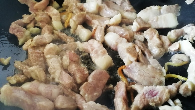 豆角焖肉,放入肉条，文火翻炒，把肥肉的油脂炒出来。