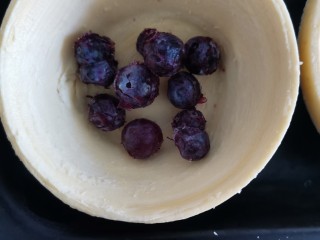 水果蛋挞,蓝莓放到蛋挞皮中