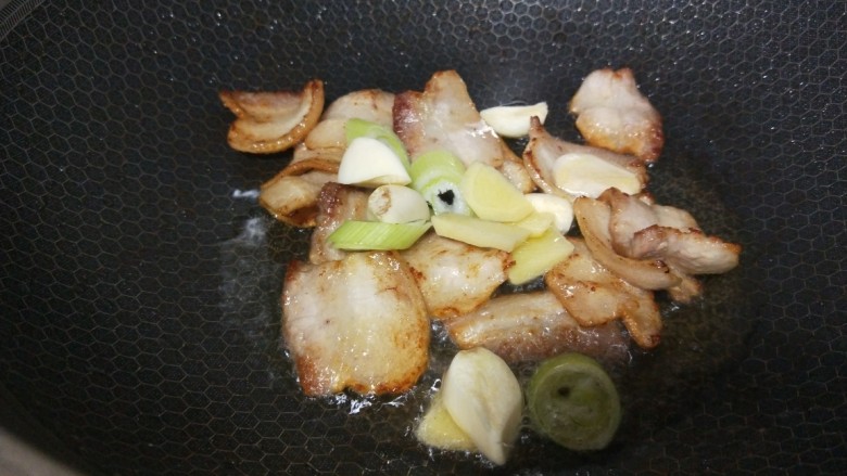 豆角焖肉,下入葱姜蒜