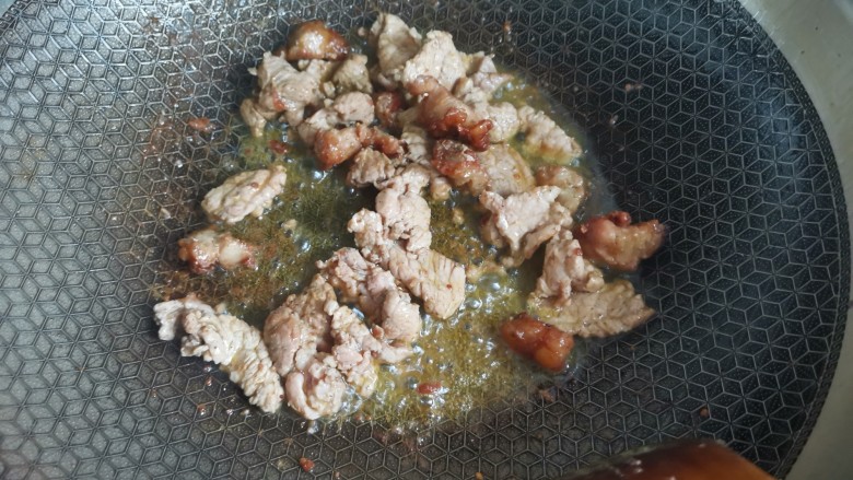 卤面条,蒸面条的时候就可以炒菜了，起锅烧油，下入猪肉炒至变色