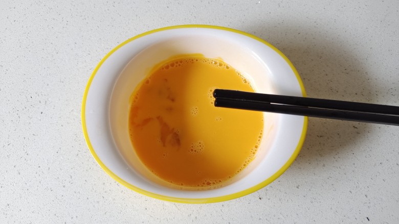 石锅豆腐,鸡蛋打入碗中，加入少许温开水搅打均匀