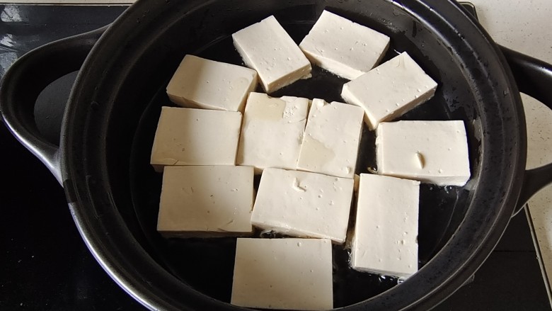 石锅豆腐,放入豆腐片，小火慢煎片刻