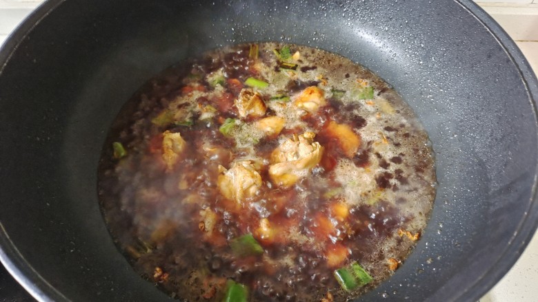 土豆炖鸡腿,加入末过鸡块的热水，盖上锅盖转中小火炖20分钟