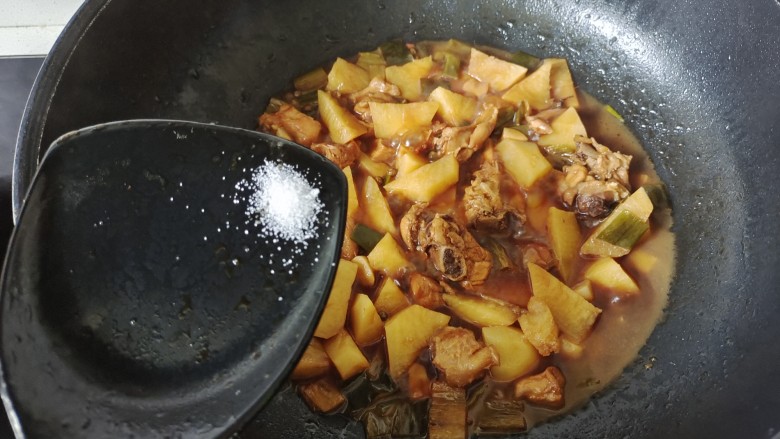 土豆炖鸡腿,加入适量盐调味，大火收汁