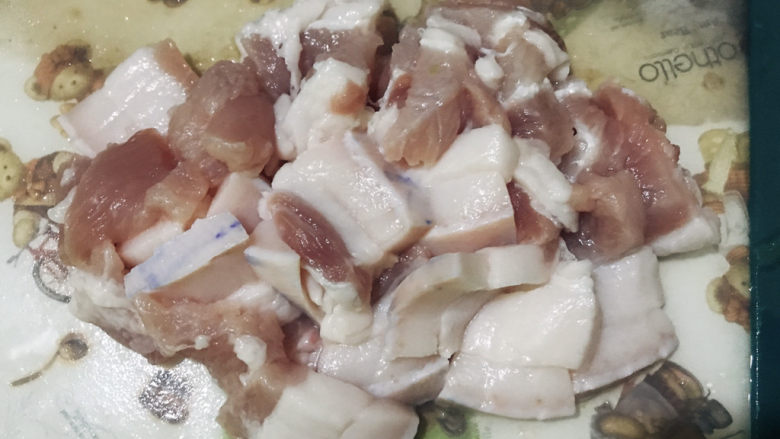 豆角焖肉,猪肉切厚片