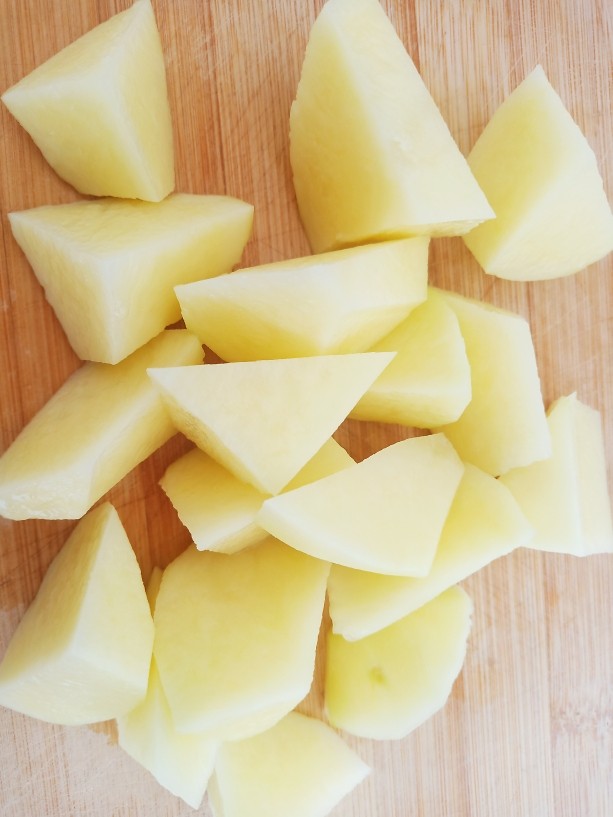 土豆炖鸡腿,切成滚刀块。
