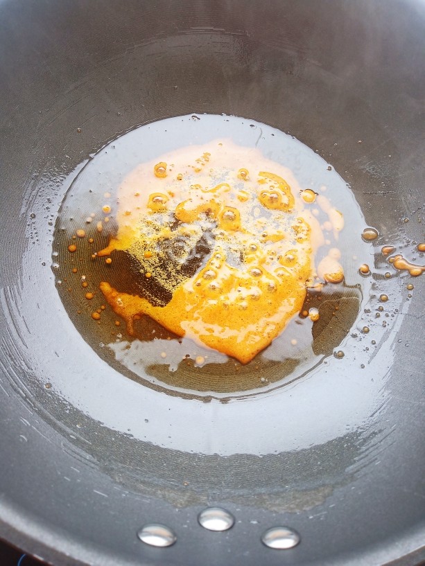 土豆炖鸡腿,锅中放油，加入冰糖中火炒至冒枣红色的大泡。