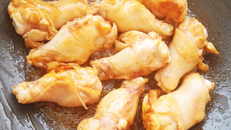土豆炖鸡腿,加入鸡腿翻炒至均匀上色。