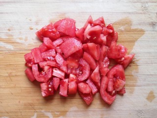 番茄炒莴笋,西红柿去皮切成小块。