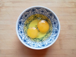 番茄炒莴笋,鸡蛋磕入碗里打散。