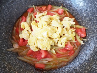 番茄炒莴笋,下入炒好的鸡蛋。