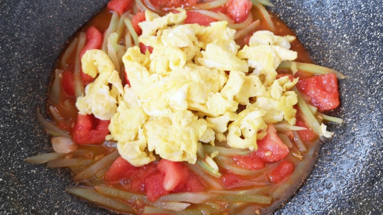 番茄炒莴笋,下入炒好的鸡蛋。